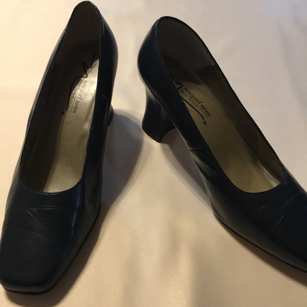 Navy pumps